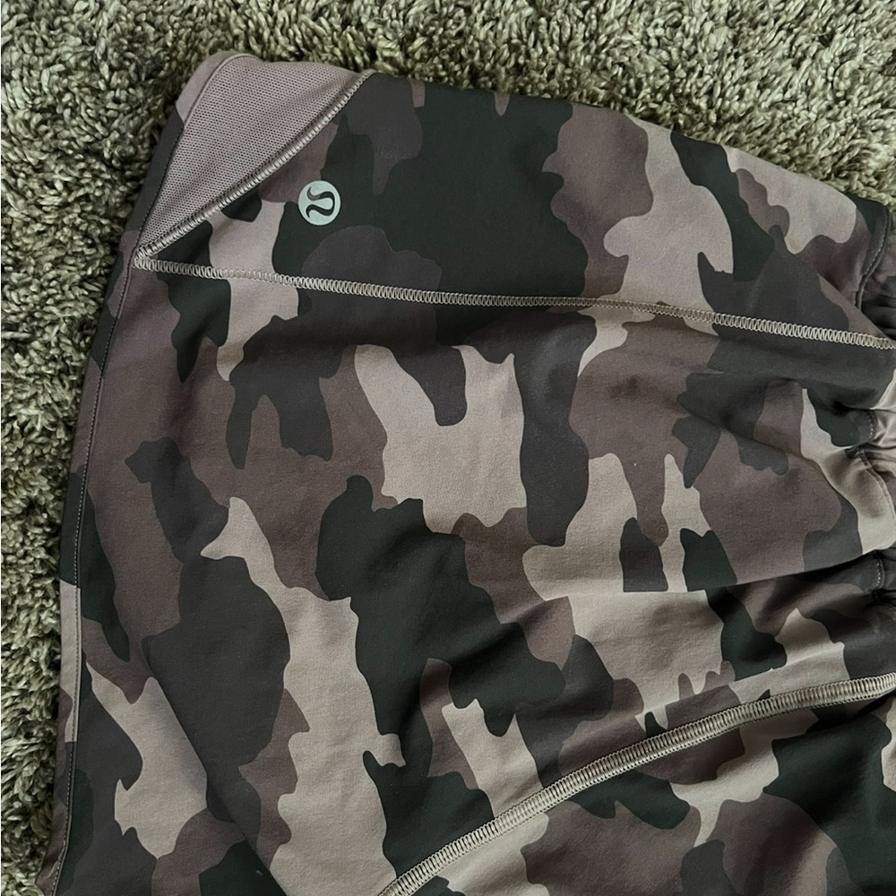 Lululemon Mauve camo hotty hots, size 6, 2.5 inseam